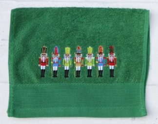 Gastendoekje groen met zeven notenkrakers op een rij