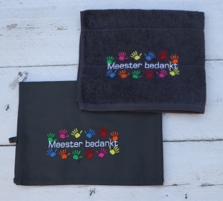 Donkergrijze keukenhanddoek en theedoek met gekleurde handjes en meester bedankt