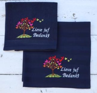 Donkerblauwe keukenhanddoek en theedoek met een vlinderboom en lieve juf bedankt