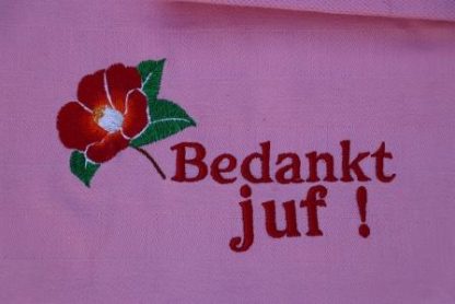 Roze keukenhanddoek en theedoek om aan de juf te geven, met Hibiscus en bedankt juf! - Afbeelding 2