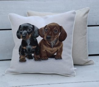 Kussen van stevige Gobelin met twee puppy-teckels, een bruine en een zwarte