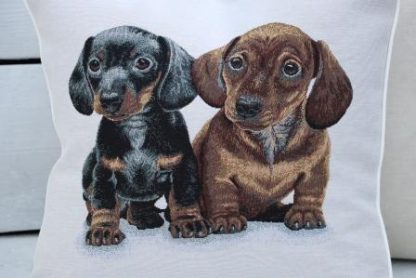 Kussen van stevige Gobelin met twee puppy-teckels, een bruine en een zwarte - Afbeelding 2