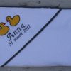 Royale witte badcape 1.00x1.00 cm  met donkergrijze rand en naam en geboortedatum en eendjes