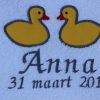 Royale witte badcape 1.00x1.00 cm  met donkergrijze rand en naam en geboortedatum en eendjes - Afbeelding 2