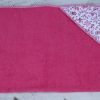 Hardroze badcape 70x70 cm met bloemetjes en geruit biaisband