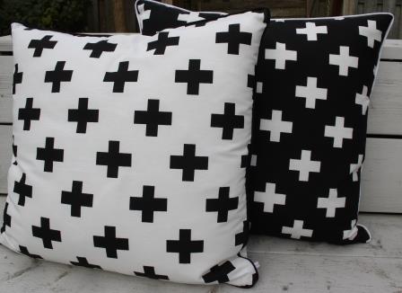 Vertrouwelijk als resultaat Miniatuur Witte of zwarte grote kussens met kruisjes in twee maten, met rits en  piping – Textielfeest