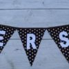 Slinger donkerbruin met sterren en witte letters kerst