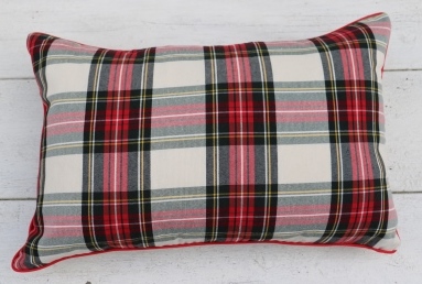 Licht kussens met rood randje(alleen leverbaar in een kleinere maat ruit ,wel dezelfde – Textielfeest