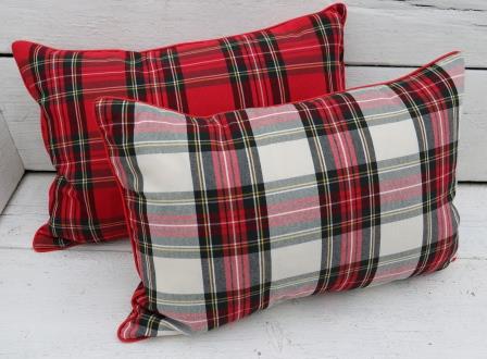 Licht kussens met rood randje(alleen leverbaar in een kleinere maat ruit ,wel dezelfde – Textielfeest