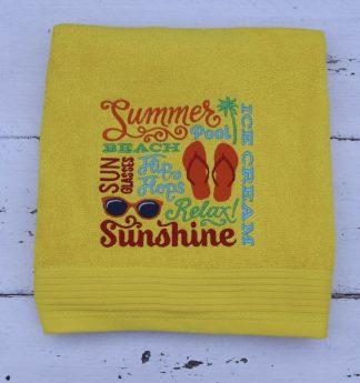 Geel badlaken met zomerse teksten en plaatjes