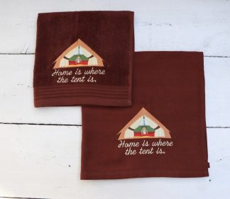Keukenhanddoek en theedoek in donkerbruin met tent en Home is where the tent is