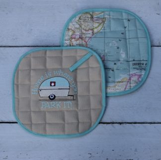 Pannenlappen met Home is where you park it en wereldkaart