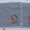 Lichtgrijze stoffen placemat met winters roodborstje en tekst Winter