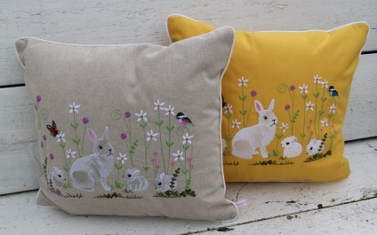 Kussens van 45×45 cm van kaki linnen of gele met geborduurde konijnen en bloemen – Textielfeest
