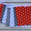 Mini vierkanten stoffen slinger voor Chris in de kleuren wit, donkergrijs en oranje. - Afbeelding 2