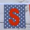 Mini vierkanten stoffen slinger voor Chris in de kleuren wit, donkergrijs en oranje. - Afbeelding 5