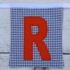 Mini vierkanten stoffen slinger voor Chris in de kleuren wit, donkergrijs en oranje. - Afbeelding 4