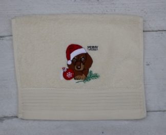 Gastendoekje ecru met een bruine teckel met kerstmuts en kerstbal