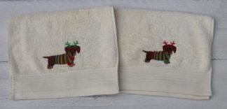 Gastendoekjes ecru met een teckel met een rood met groene kersttrui en een rood of groen gewei