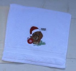 Gastendoekje wit met een bruine teckel met kerstmuts en kerstbal