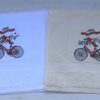 Gastendoekjes wit of ecru met een kerst teckel op een fiets