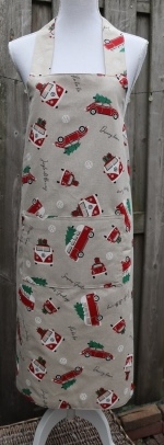 Kerst keukenschort met VW busjes en kevers met kerstbomen