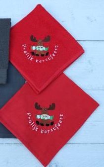 Keukenhanddoek en theedoek in rood met een vrolijk rendier met sjaal