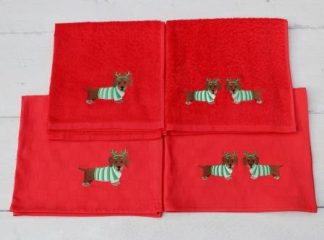 Keukenhanddoek en theedoek rood met teckels met wit groene kersttrui en groen gewei