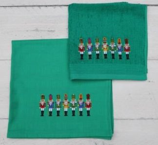 Keukenhanddoek en theedoek kerstgroen met zeven notenkrakers op een rij