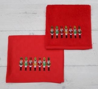 Keukenhanddoek en theedoek rood met zeven notenkrakers op een rij