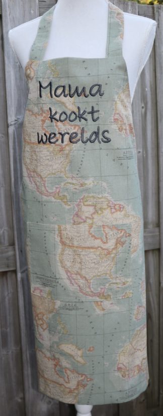 Keukenschort van wereldstof voor een moeder die werelds kookt