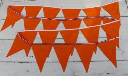 Lange slinger van 4 meter met oranje vlaggen en rood/wit/blauw lint - Afbeelding 2