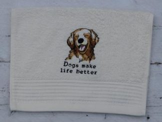 Gastendoekje crème kleur met een Golden retriever en de tekst Dogs make life better