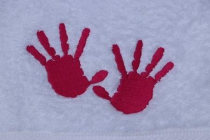 Gastendoekje wit met roze handjes (ook mogelijk om de handen in een andere kleur te laten borduren) - Afbeelding 2