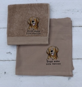 Keukenhanddoek en theedoek beige met een Golden retriever en de tekst; Dogs make life better
