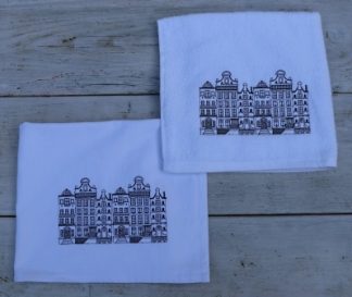Witte keukenhanddoek en theedoek met zwarte Hollandse huisjes