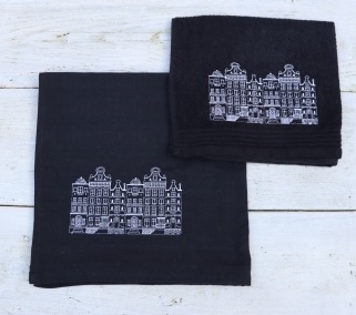 Zwarte keukenhanddoek en theedoek met witte Hollandse huisjes
