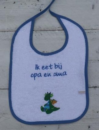 Slab wit met een draakje en tekst Ik eet bij opa en oma