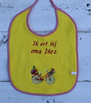Gele slab voor kleinkind van oma Inez met een vrolijke fiets