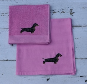 Keukenhanddoek en theedoek zachtroze met een Black-and-tan teckel