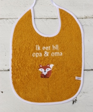 Slab okergeel met een vos om bij opa en oma te eten