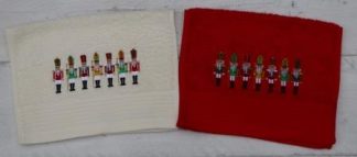 Gastendoekjes rood of ecru met zeven Notenkrakers op een rij