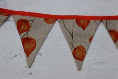 Slinger met mini vlaggen voor de herfst met oranje lampionplant - Afbeelding 3