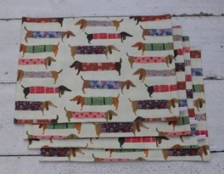 Stoffen placemats met kleurrijke teckels