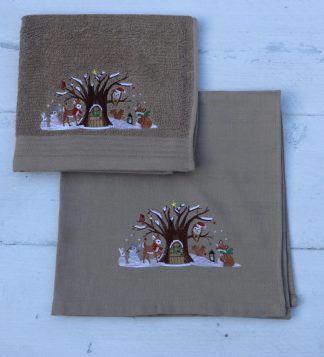 Keukenhanddoek en theedoek kaki/beige met een winters dierenbos
