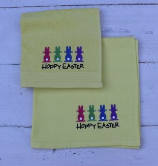 Keukenhanddoek en theedoek zachtgeel met gekleurde haasjes en Hoppy Easter