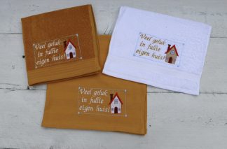 Verhuis pakket -keukenhanddoek en theedoek okergeel met wit gastendoekje en tekst :Veel geluk in jullie eigen huis