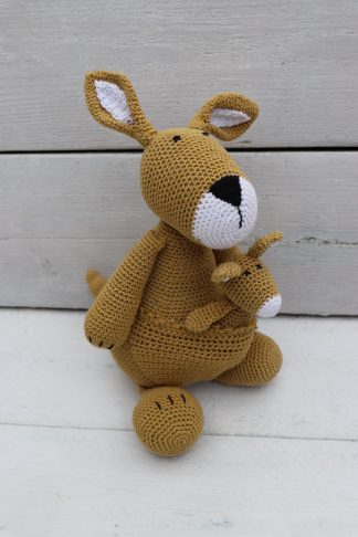 Gehaakte kangaroo knuffel met jong in buidel