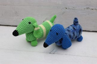 Groene of blauwe handgehaakte teckels