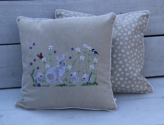 Kussenhoezen linnen/katoen met geborduurde konijnen tussen de bloemen, achterkant heeft kleine Madeliefjes